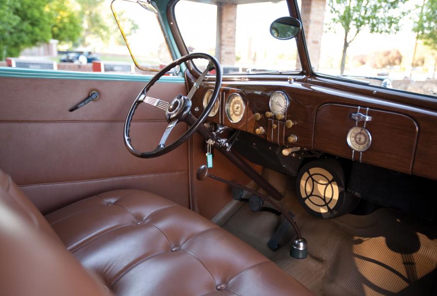  Ford DeLuxe Roadster 1937 года  (фото 2 из 3)